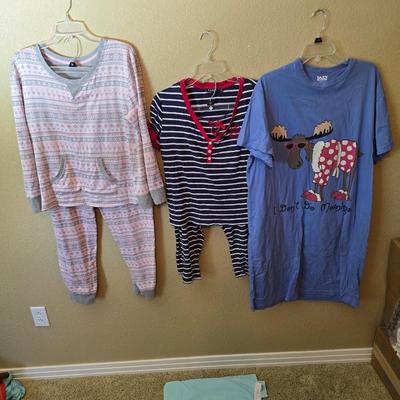 Women’s Pajama & Lounge Set – 4-Piece Lot (Various Sizes & Brands) Medium / Large