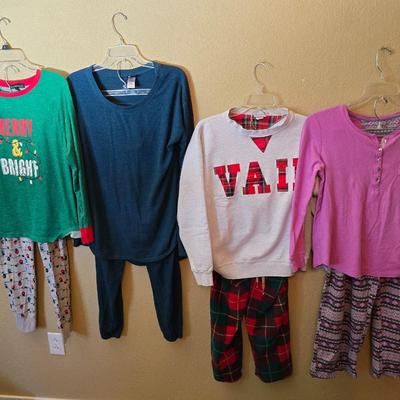 Women’s Pajama & Lounge Set – 4 Outfits (Sizes M–L, Holiday & Cozy Styles)