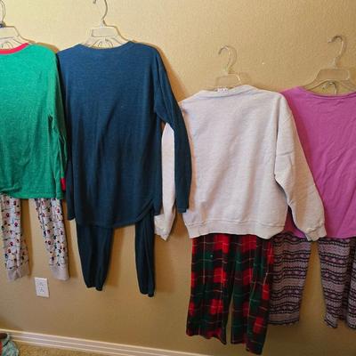 Women’s Pajama & Lounge Set – 4 Outfits (Sizes M–L, Holiday & Cozy Styles)