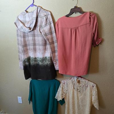 Chic Comfort & Texture – 4-Piece Women’s Top Lot (M)