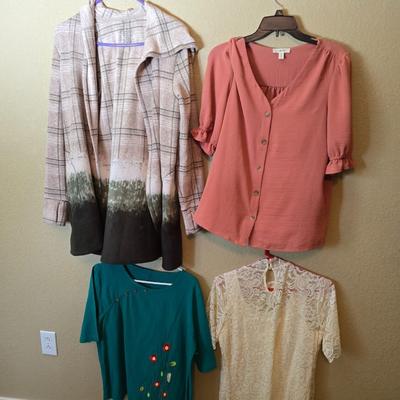 Chic Comfort & Texture – 4-Piece Women’s Top Lot (M)
