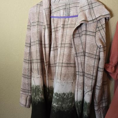 Chic Comfort & Texture – 4-Piece Women’s Top Lot (M)