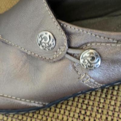 Comfort First: Clarks Bendables Leather Slip-On Shoes – Black & Brown – Size 8.5M