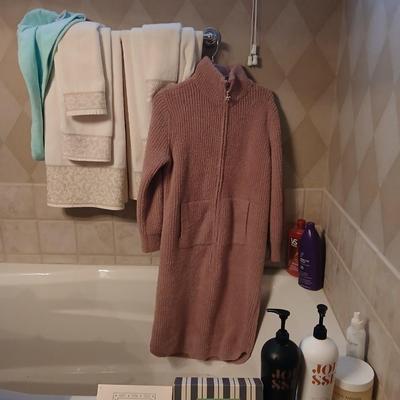 Luxury Bath & Body Essentials Lot – Barefoot Dreams Robe, Towels, Jafra Skincare & More