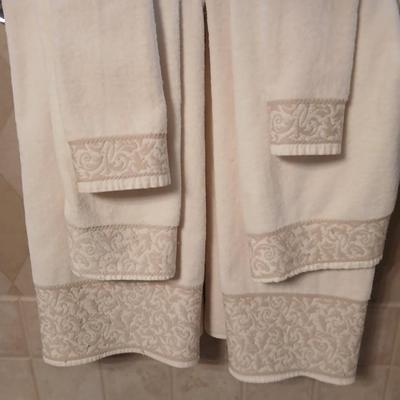 Luxury Bath & Body Essentials Lot – Barefoot Dreams Robe, Towels, Jafra Skincare & More