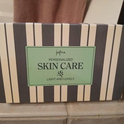 Luxury Bath & Body Essentials Lot – Barefoot Dreams Robe, Towels, Jafra Skincare & More