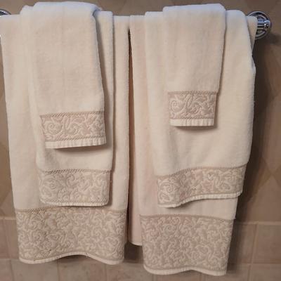 Luxury Bath & Body Essentials Lot – Barefoot Dreams Robe, Towels, Jafra Skincare & More