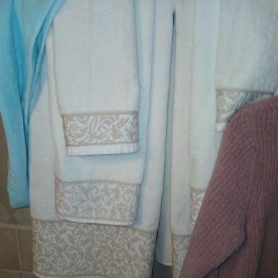 Luxury Bath & Body Essentials Lot – Barefoot Dreams Robe, Towels, Jafra Skincare & More