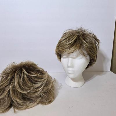 Short Blonde Wigs – Layered Synthetic Hairpieces