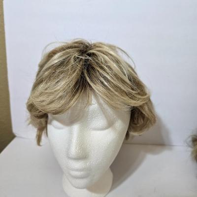 Short Blonde Wigs – Layered Synthetic Hairpieces