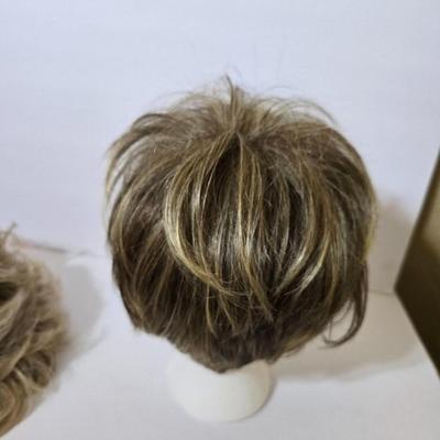 Short Blonde Wigs – Layered Synthetic Hairpieces