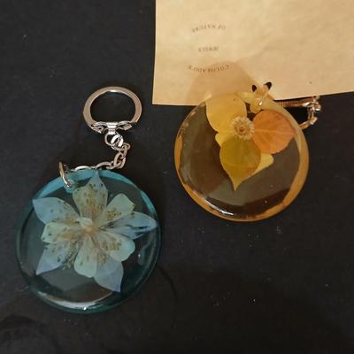 Decorative Gift Lot – Wooden Roses in Vase, Mirror Tray, & Keychains