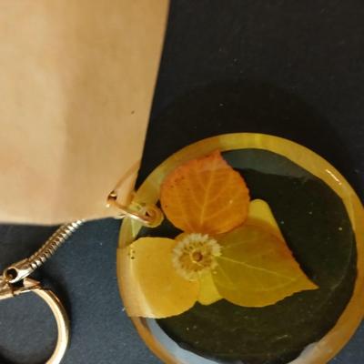 Decorative Gift Lot – Wooden Roses in Vase, Mirror Tray, & Keychains