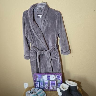 Women's Cozy Comfort Spa Set – Robe, Slippers, & Lavender Bath Gift Box