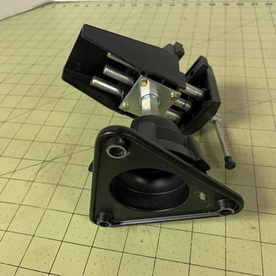 Dremel Rotating Tabletop Vise with Steel Crowbar