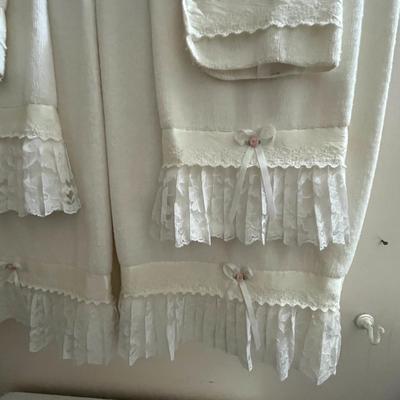 Bathroom Decor Set with Shelf and Towels