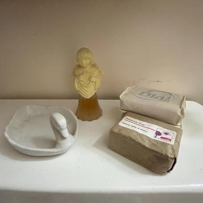 Bathroom Decor Set with Shelf and Towels