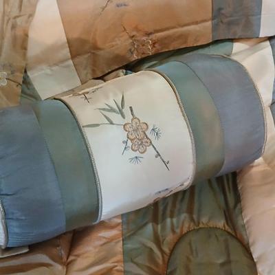Elegant 5-Piece Embroidered Comforter Set – Queen Size