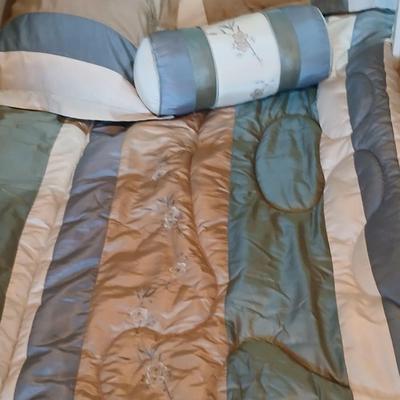 Elegant 5-Piece Embroidered Comforter Set – Queen Size