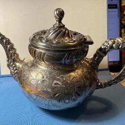 Vintage/Antique "MERIDEN B-COMPANY" Quadruple Plate Teapot #2 in Very Good Preowned Condition as Pictured.