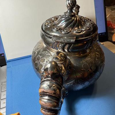 Vintage/Antique "MERIDEN B-COMPANY" Quadruple Plate Teapot #2 in Very Good Preowned Condition as Pictured.