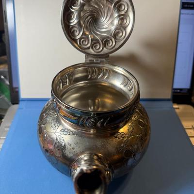 Vintage/Antique "MERIDEN B-COMPANY" Quadruple Plate Teapot #2 in Very Good Preowned Condition as Pictured.