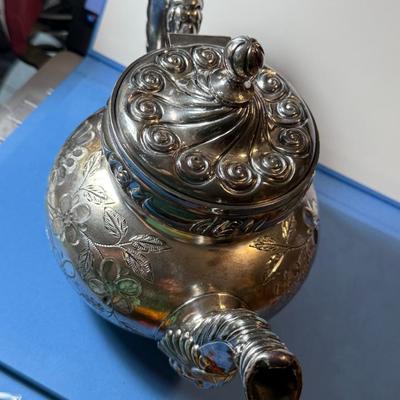 Vintage/Antique "MERIDEN B-COMPANY" Quadruple Plate Teapot in Very Good Preowned Condition as Pictured.