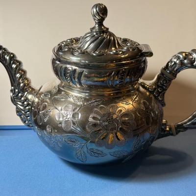 Vintage/Antique "MERIDEN B-COMPANY" Quadruple Plate Teapot in Very Good Preowned Condition as Pictured.