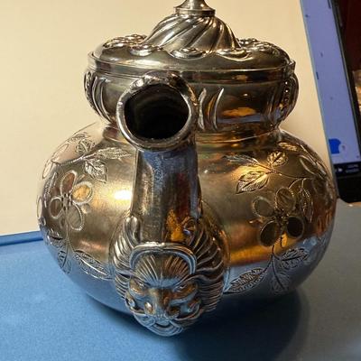 Vintage/Antique "MERIDEN B-COMPANY" Quadruple Plate Teapot in Very Good Preowned Condition as Pictured.