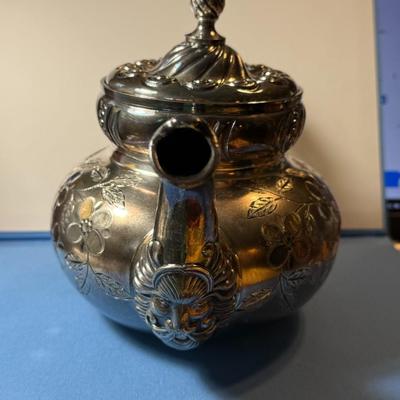 Vintage/Antique "MERIDEN B-COMPANY" Quadruple Plate Teapot in Very Good Preowned Condition as Pictured.