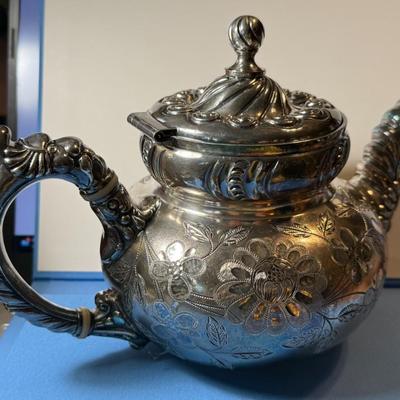 Vintage/Antique "MERIDEN B-COMPANY" Quadruple Plate Teapot in Very Good Preowned Condition as Pictured.