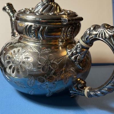 Vintage/Antique "MERIDEN B-COMPANY" Quadruple Plate Teapot in Very Good Preowned Condition as Pictured.