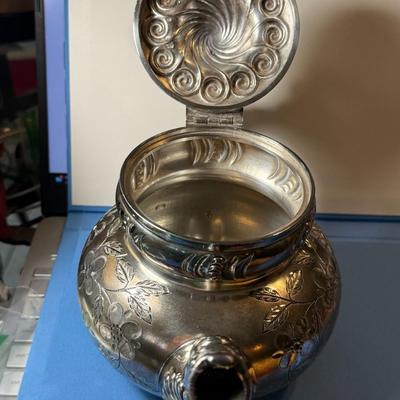 Vintage/Antique "MERIDEN B-COMPANY" Quadruple Plate Teapot in Very Good Preowned Condition as Pictured.