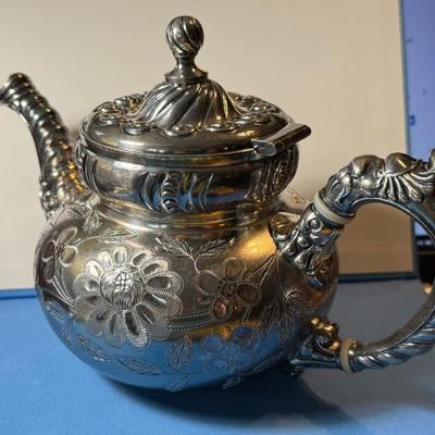 Vintage/Antique "MERIDEN B-COMPANY" Quadruple Plate Teapot in Very Good Preowned Condition as Pictured.