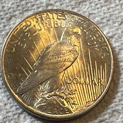 1925 UNCIRCULATED/TONED CONDITION PEACE SILVER DOLLAR AS PICTURED. (COIN #851).