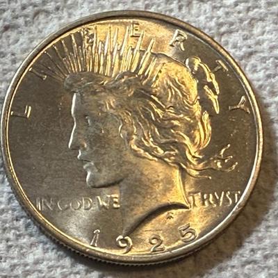 1925 UNCIRCULATED/TONED CONDITION PEACE SILVER DOLLAR AS PICTURED. (COIN #851).