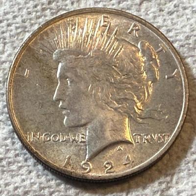 1924 UNCIRCULATED/TONED CONDITION PEACE SILVER DOLLAR AS PICTURED. (COIN #994).