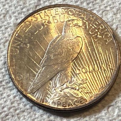 1924 UNCIRCULATED/TONED CONDITION PEACE SILVER DOLLAR AS PICTURED. (COIN #994).