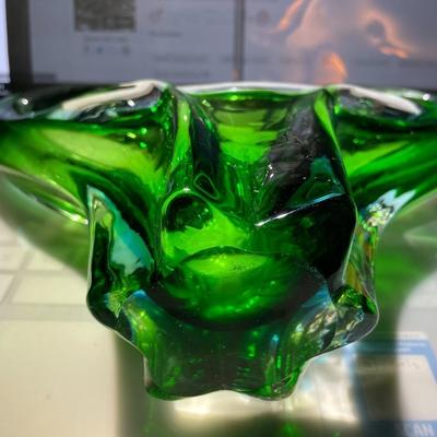 Vintage Mid-Century Modern Emerald Green Murano Art Glass Vase/Decor 10" Wide x 8" Tall in VG Preowned Condition. (No Sticker).