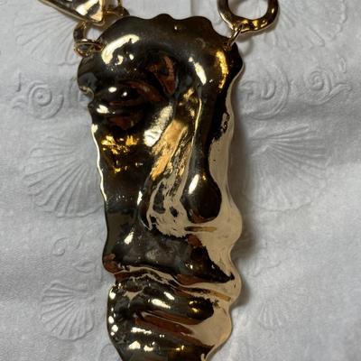 Vintage Gold-tone Unusual Face/Nose Pendant Necklace Adjustable in VG Preowned Condition as Pictured.