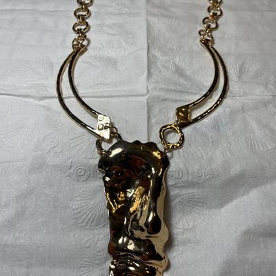 Vintage Gold-tone Unusual Face/Nose Pendant Necklace Adjustable in VG Preowned Condition as Pictured.