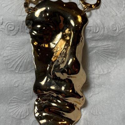 Vintage Gold-tone Unusual Face/Nose Pendant Necklace Adjustable in VG Preowned Condition as Pictured.