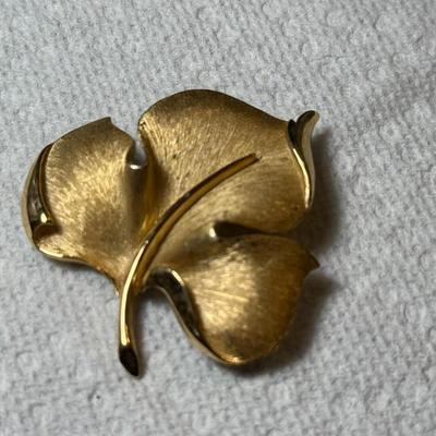 Vintage Trifari Gold-tone Metal Leaf Pin/Brooch in VG Preowned Condition as Pictured.