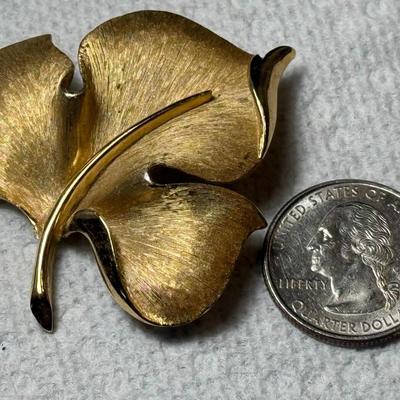 Vintage Trifari Gold-tone Metal Leaf Pin/Brooch in VG Preowned Condition as Pictured.