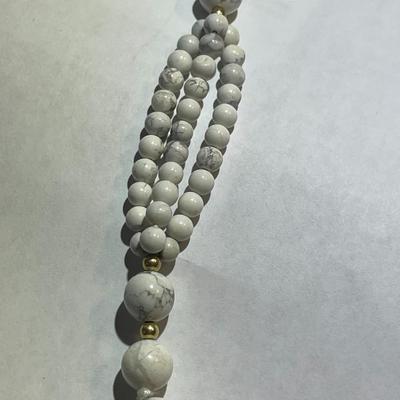 Vintage Asian HOWLITE Bead 30" Fashion Necklace w/Carved Howlite Fish in Good Preowned Condition as Pictured.