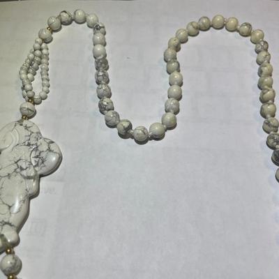 Vintage Asian HOWLITE Bead 30" Fashion Necklace w/Carved Howlite Fish in Good Preowned Condition as Pictured.