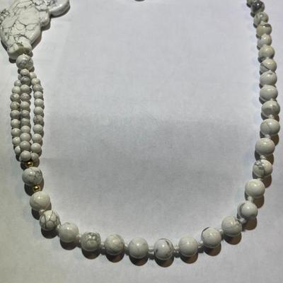 Vintage Asian HOWLITE Bead 30" Fashion Necklace w/Carved Howlite Fish in Good Preowned Condition as Pictured.