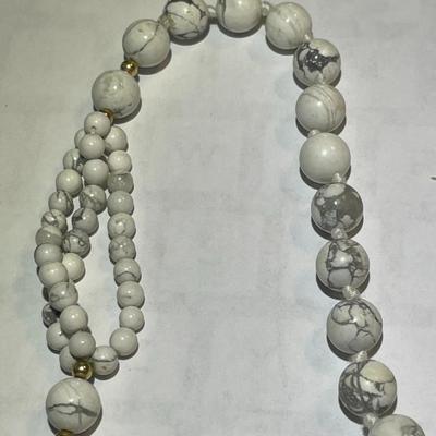 Vintage Asian HOWLITE Bead 30" Fashion Necklace w/Carved Howlite Fish in Good Preowned Condition as Pictured.