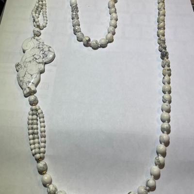 Vintage Asian HOWLITE Bead 30" Fashion Necklace w/Carved Howlite Fish in Good Preowned Condition as Pictured.