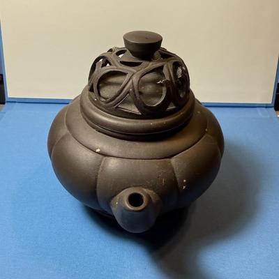 VINTAGE YIXING CLAY HAND MADE IN YIXING CHINA TEAPOT WITH LID AS PICTURED. (SOME SMALL CHIP FLECKS ON THE SCROLL IN LID).
